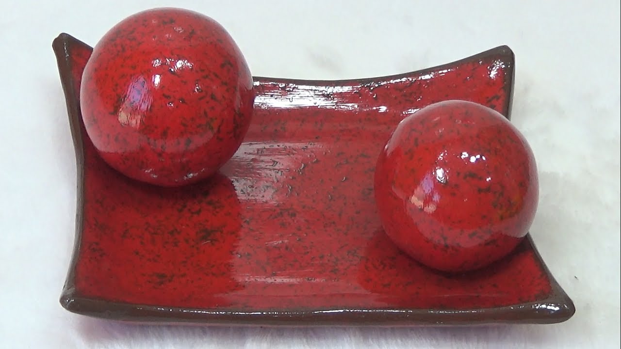 BANDEJA DECORATIVA COM ESFERAS FEITA COM MATERIAIS RECICLÁVEIS