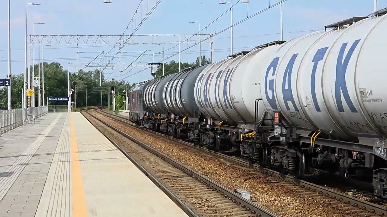 Pesa Gama 111ED-100 przelotem przez stację Błonie Rokitno
