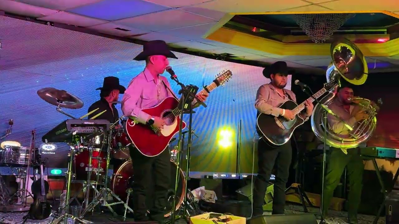 Elias Medina y los Nuevos elegantes en vivo. Salinas California en la movida night  club.