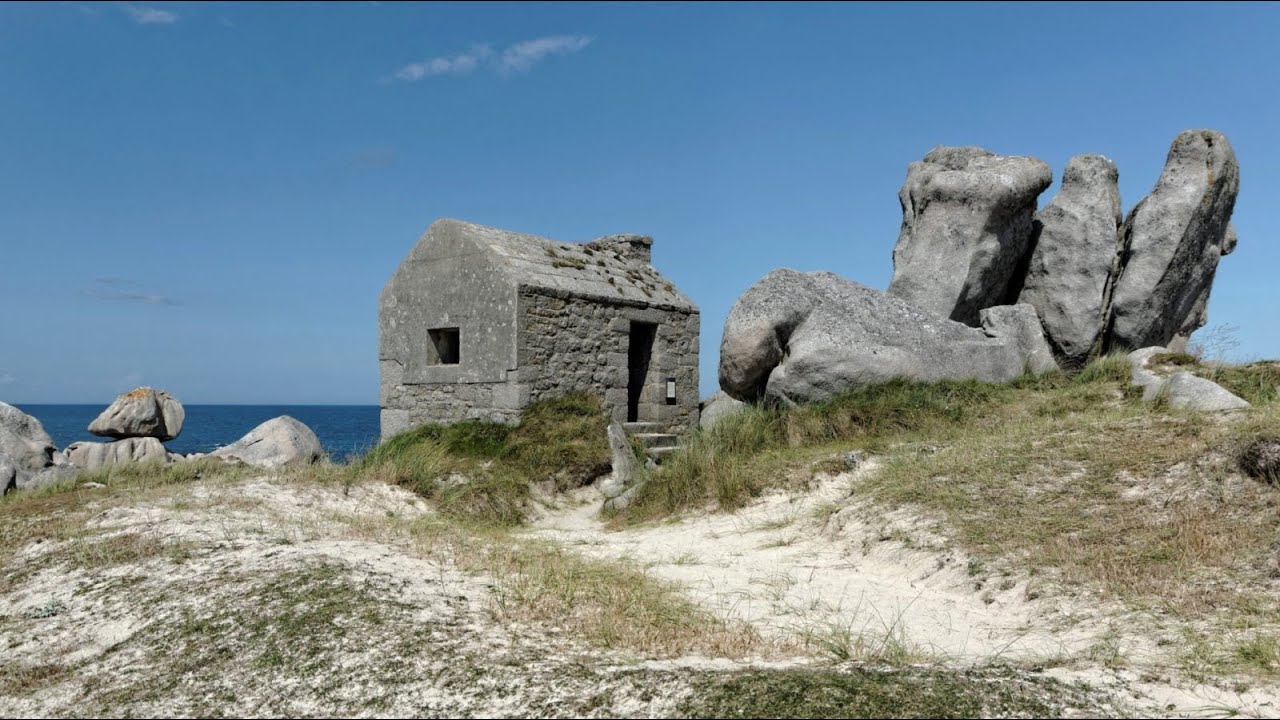 Cléder :  La  petite maison des douaniers !