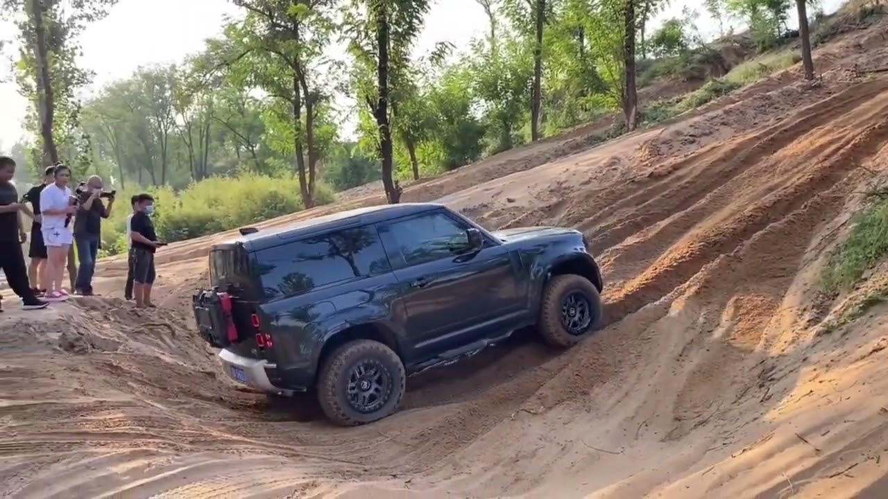 Land Rover Defender vs Jeep Wrangler, challenging the desperate slope