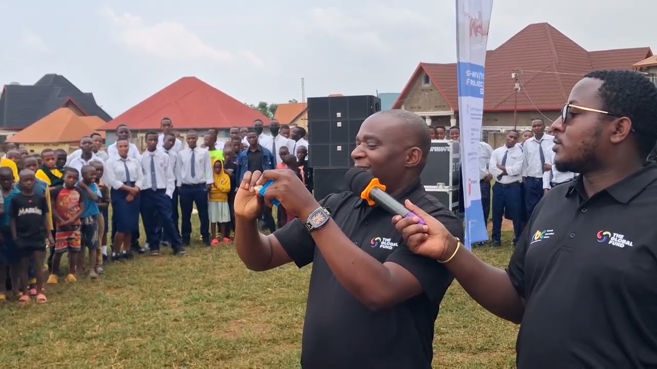 Reba uburyo bambika igitsina agakingirizo 