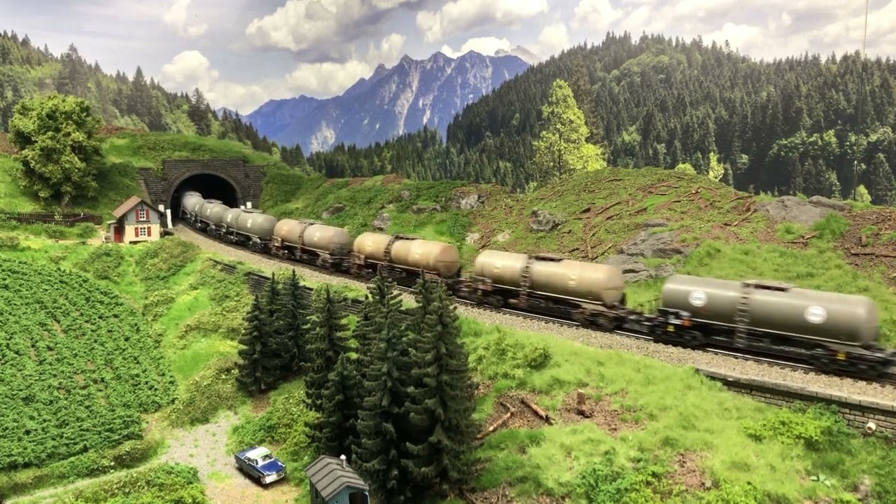 Unsere Modellbahn, neue Lokomotiven, neue Wagen und selbstgebaute Ladung für unseren Güterzug.