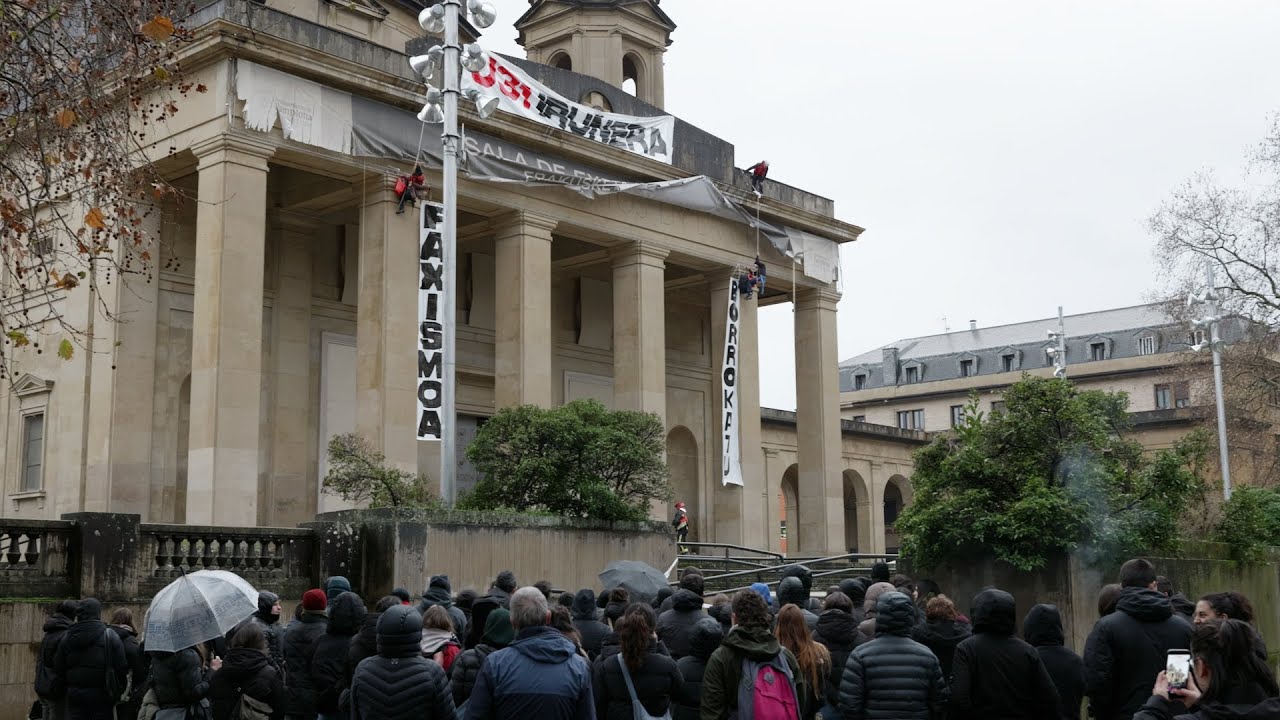 Bi gazte Erorien Monumentutik zintzilikatu dira, eta eraisteko eskatu dute