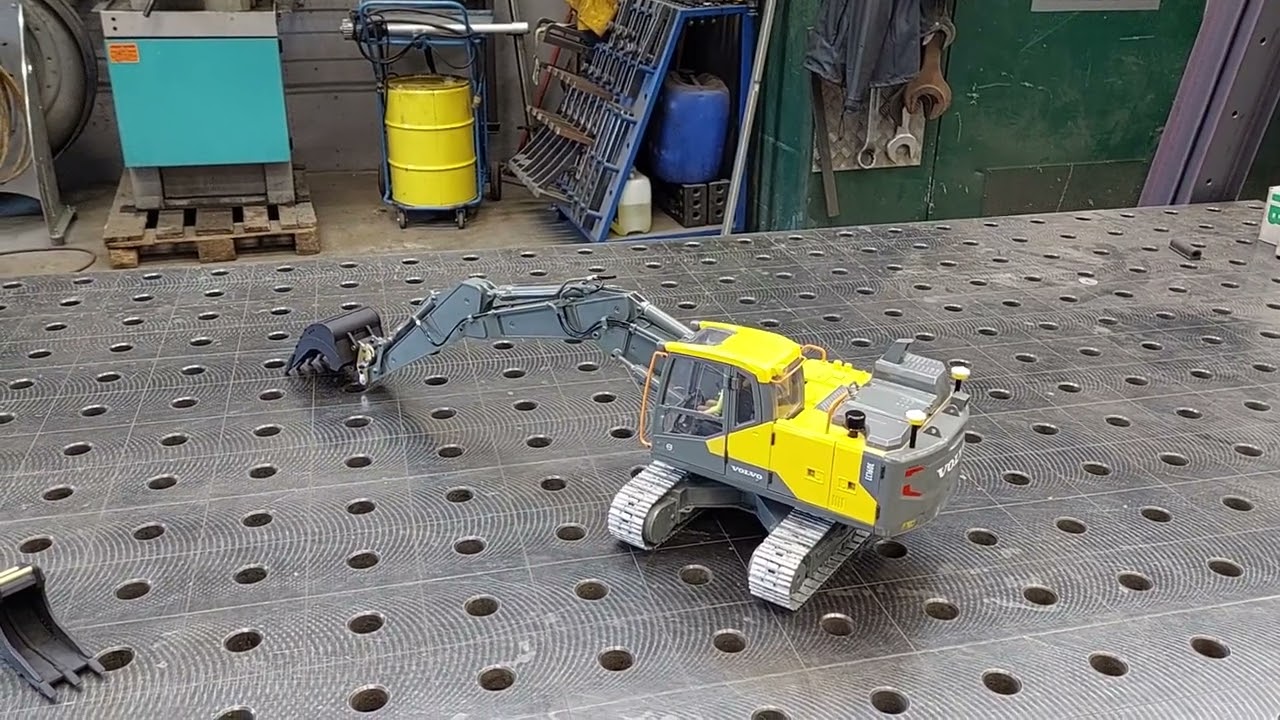 Volvo EC160E mit Verstellausleger