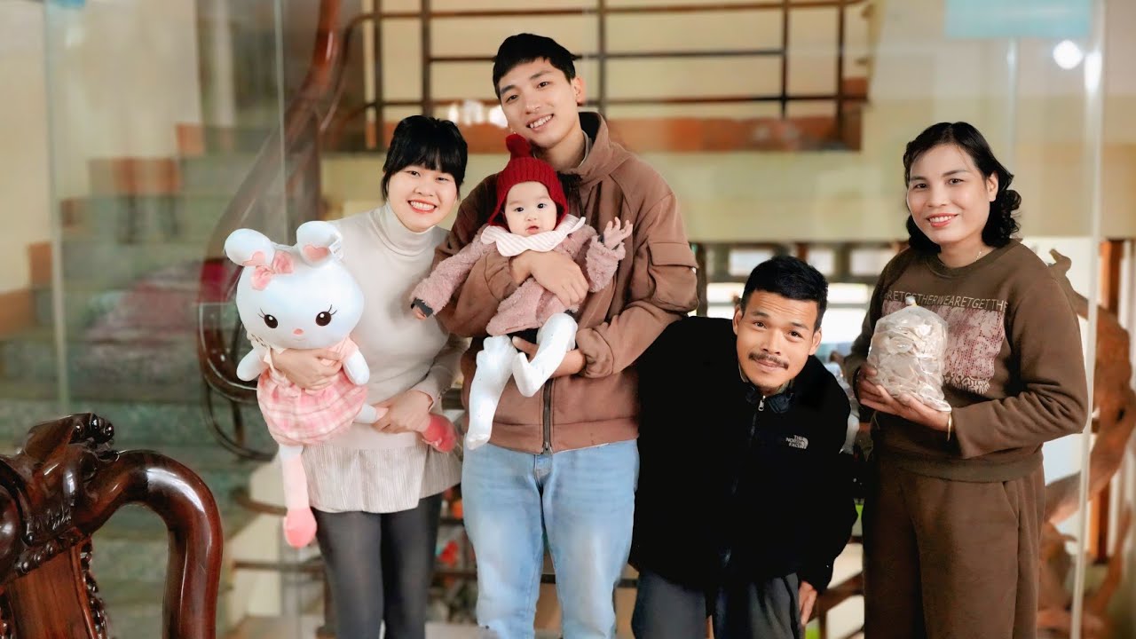 A Tearful Family Reunion: Tuan Finally Meets His Wife and Daughter / SUNG A PAO