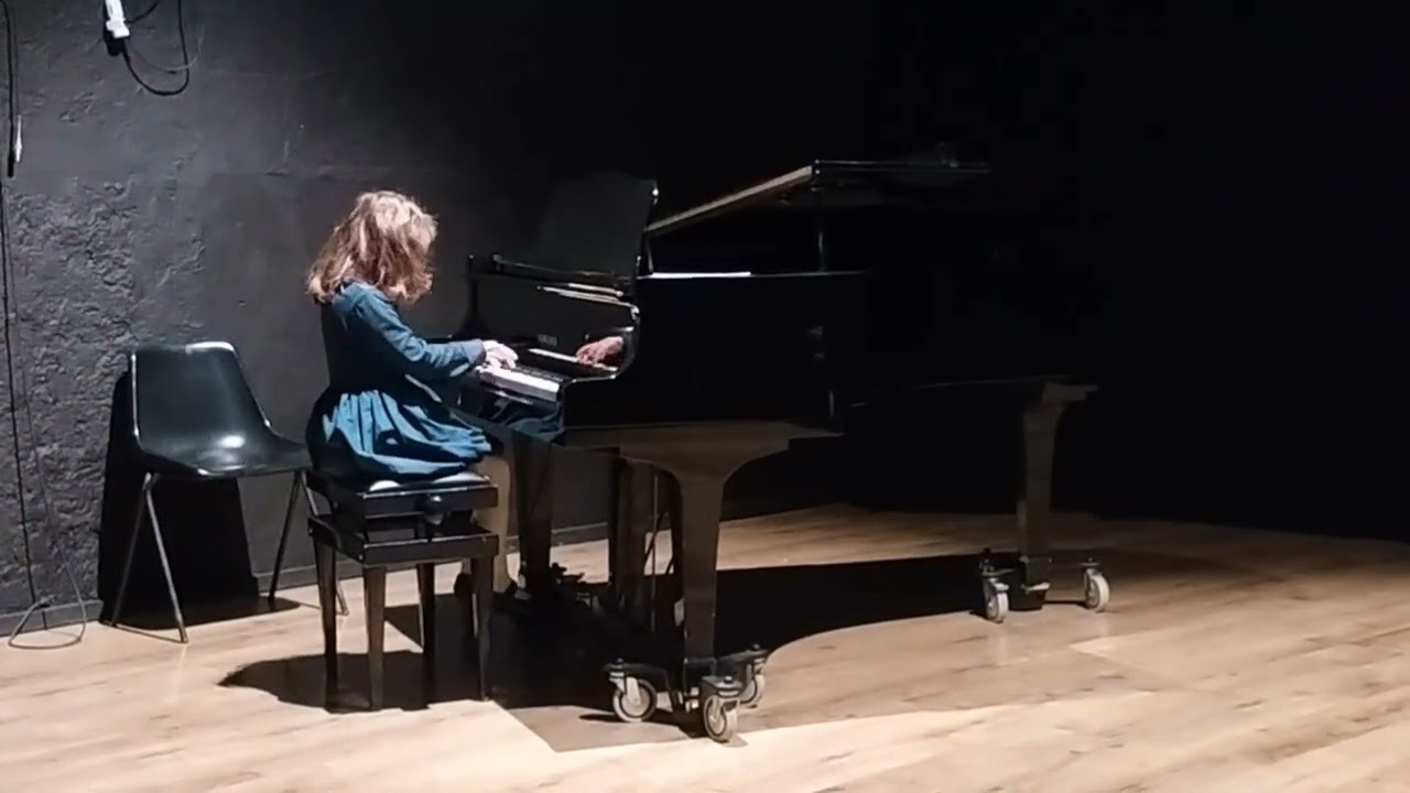 Livia Anna Garofalo (6 anni) - J.S. Bach Minuetto in Sol Maggiore, Schumann Il Cavaliere selvaggio