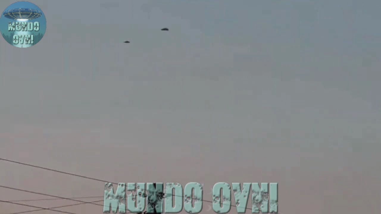 Dois OVNIs Voando em Formação Sobre a Rússia Two UFOs Flying in Formation Over Russia