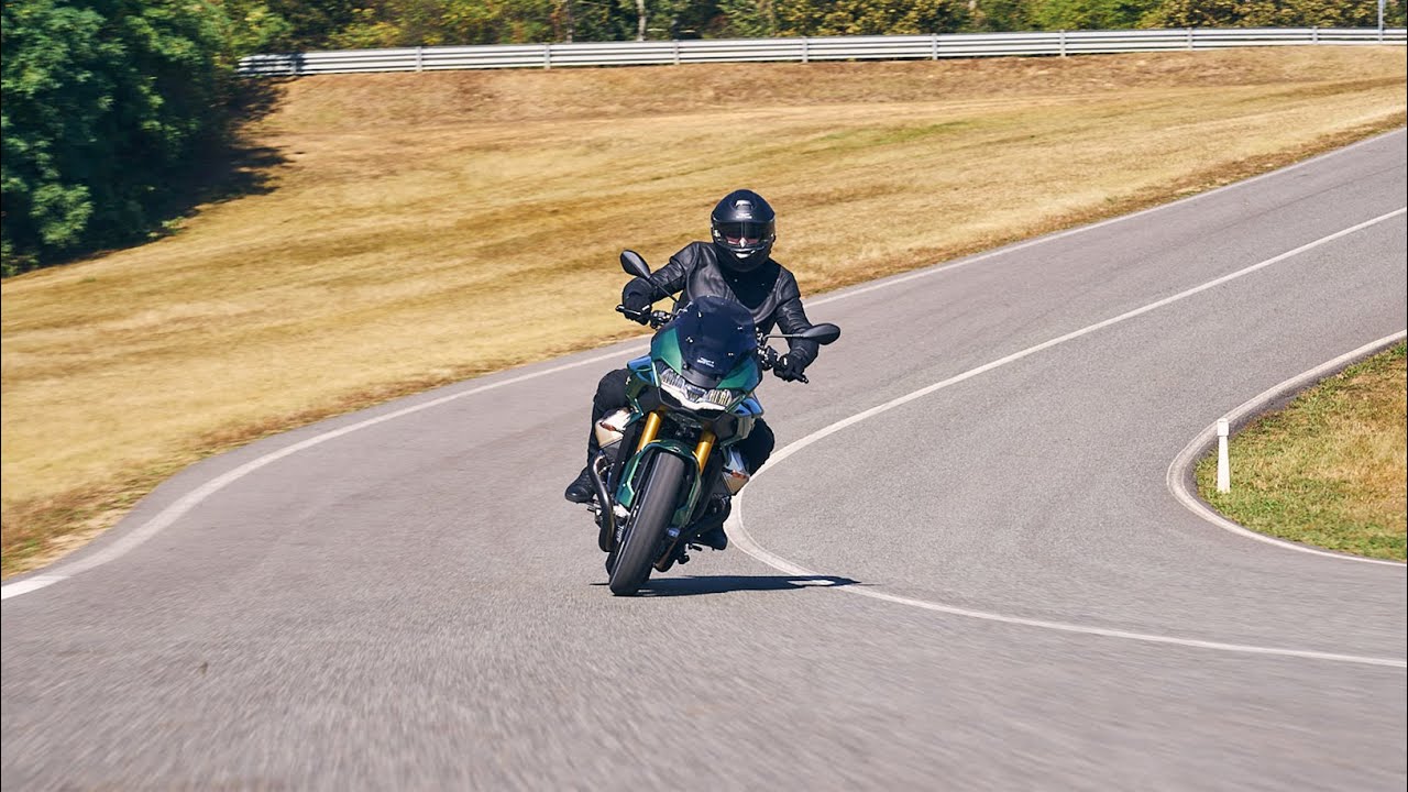 Moto Guzzi V100 Mandello | Technologically Advanced and one-of-a-kind 🦅