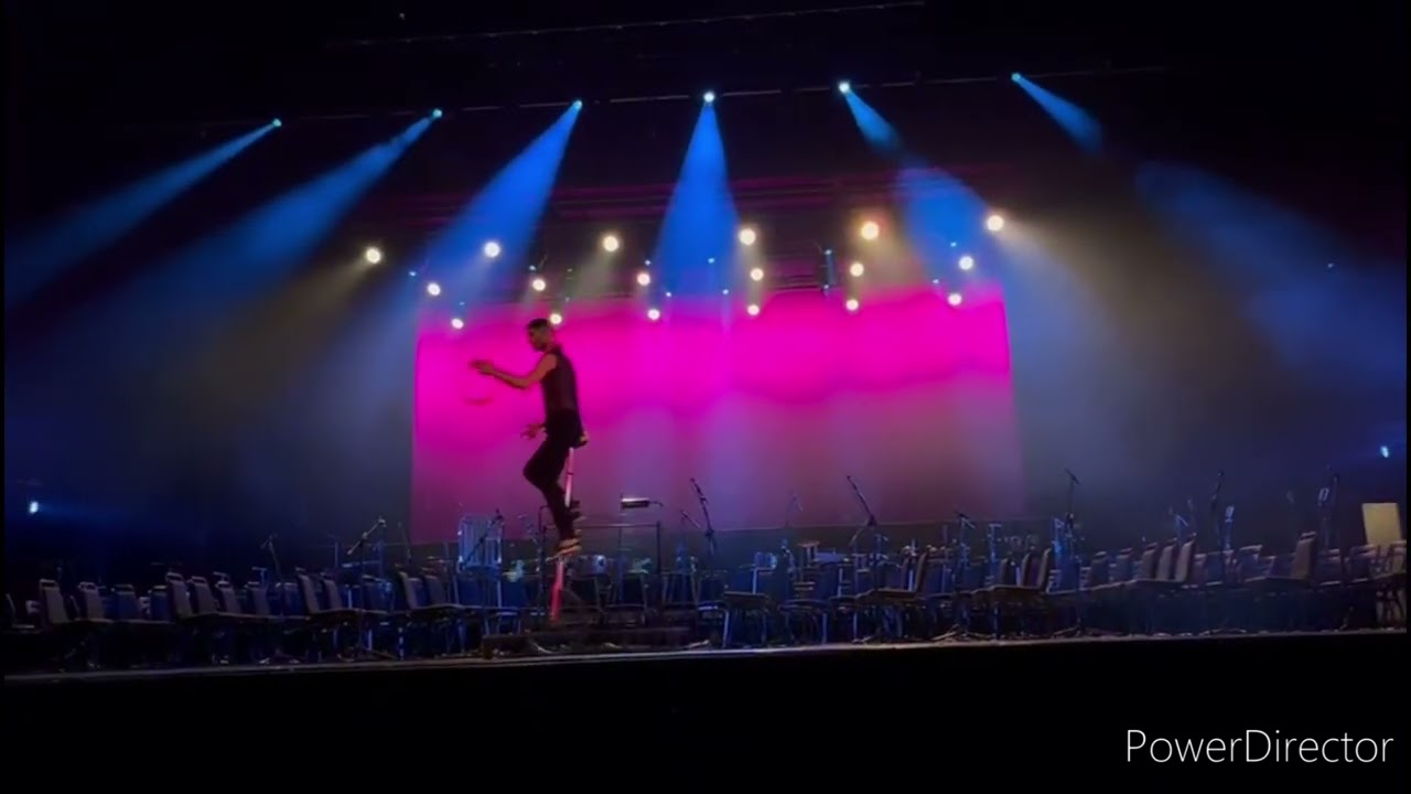 Felipe Contreras juggling and unicycle