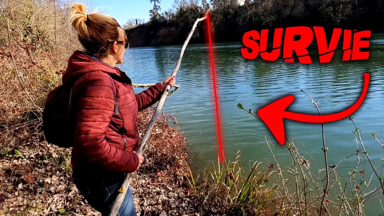 Elle pêche avec un PIÈGE à POISSONS , Cette technique de survie est SIMPLE