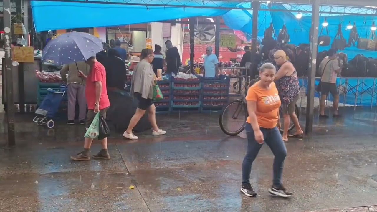 Barulho de Chuva para Dormir Profundamente  - Som de Chuva  Pesada, Vento e Trovão - ASMR