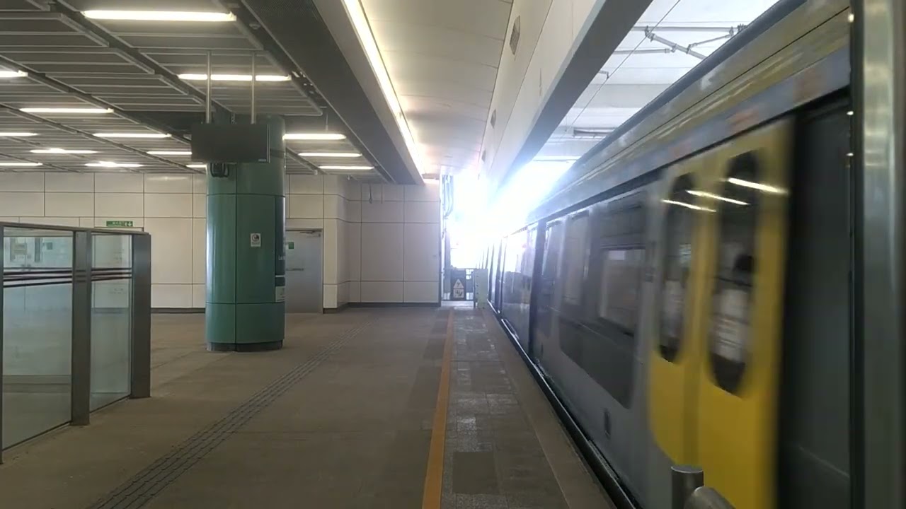 港鐵東鐵錢 (R-train) 駛入落馬洲站