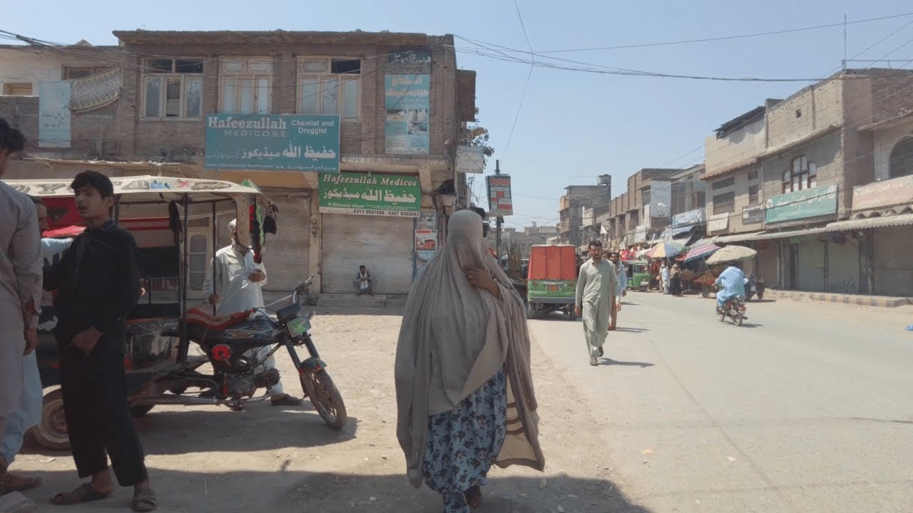 Solo Walk In Peshawar, Pakistan || Pakistan Travel Vlog