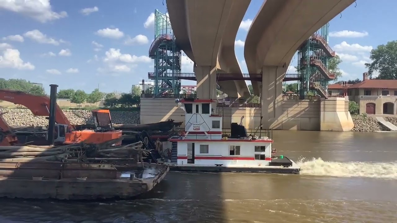 Norfolk Southern dash 9-40cw gets sandwiched by 2 CP es44ac's.