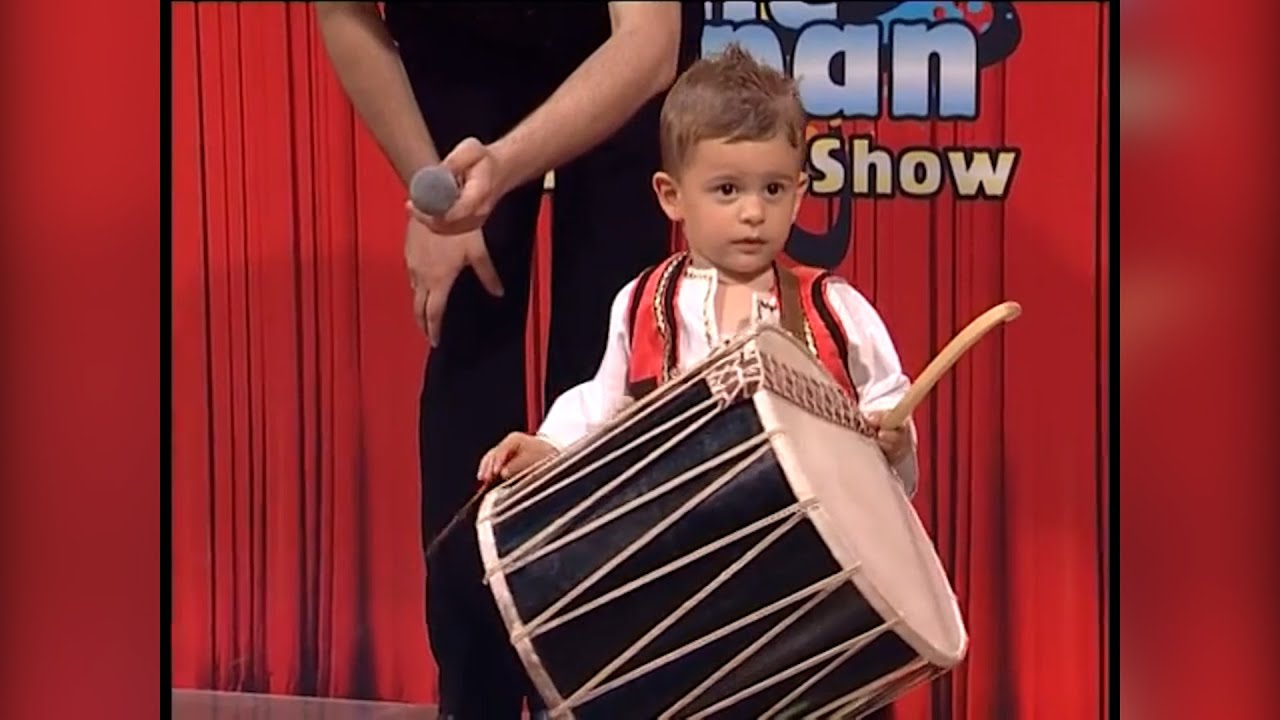 Vogelushet 2 dhe 4 vjecar e kallin me tupana, mahnisin me talentin e tyre