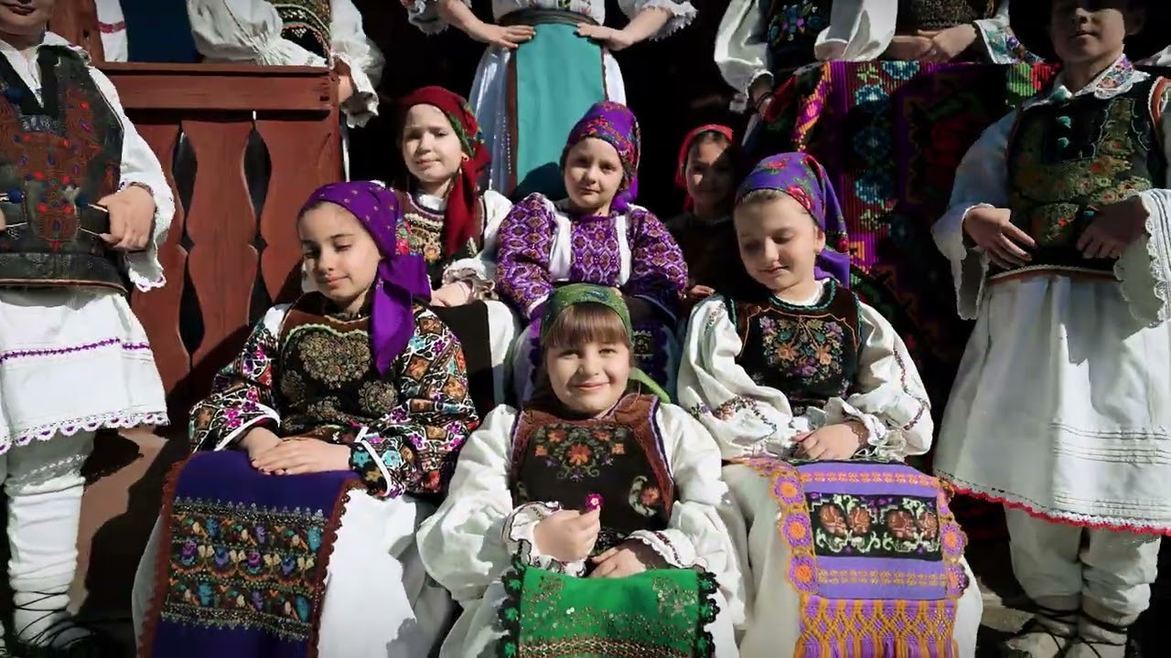 Lângă poarta cea bătrână. - Lorena Cucură
