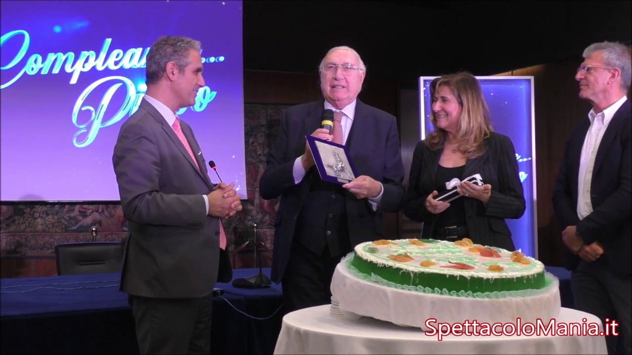 Pippo Baudo e il taglio della torta in Rai per i suoi 83 anni Buon Compleanno Pippo