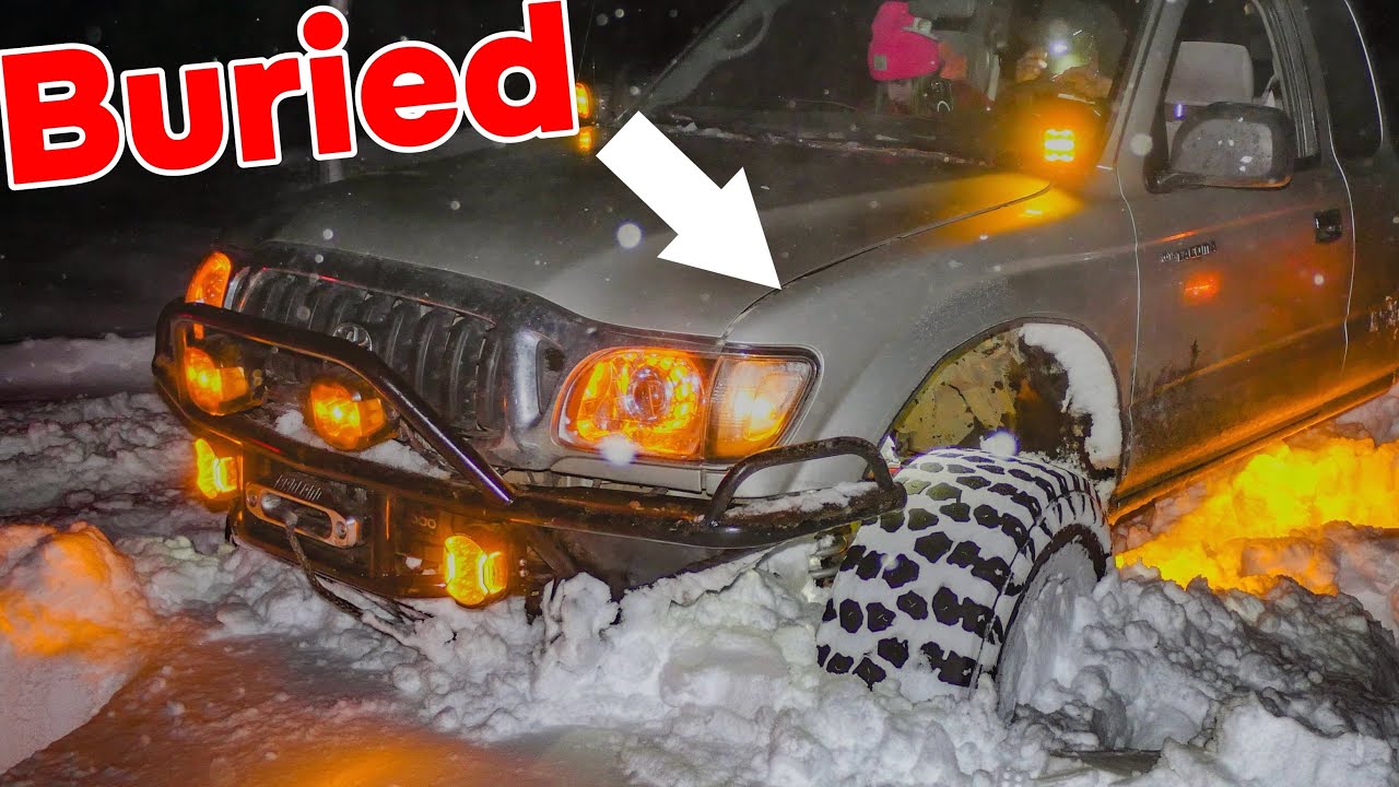 СТАРЫЕ ГРУЗОВИКИ В ГЛУБОКОМ СНЕГУ