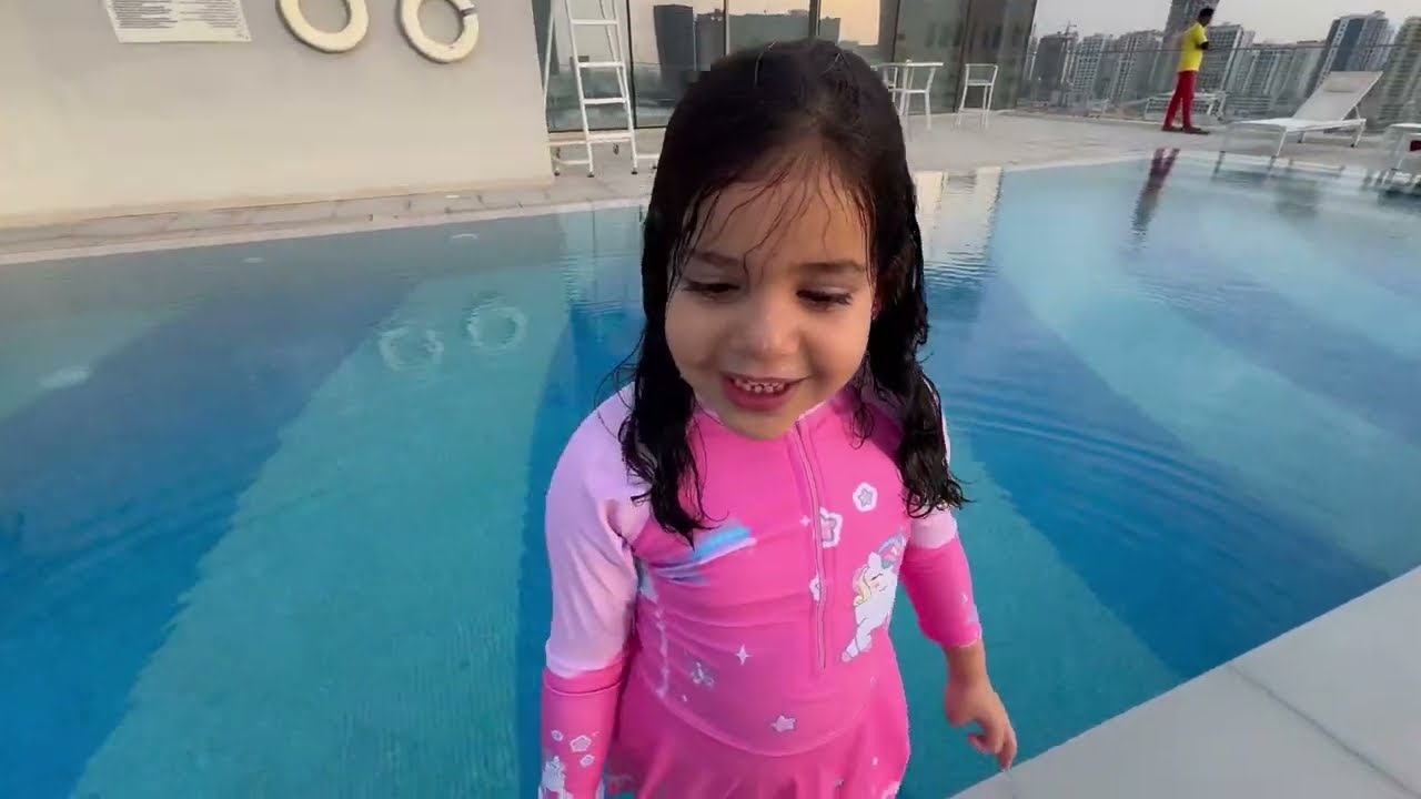 Maman m’a pousser  dans la piscine 😂 happy kids