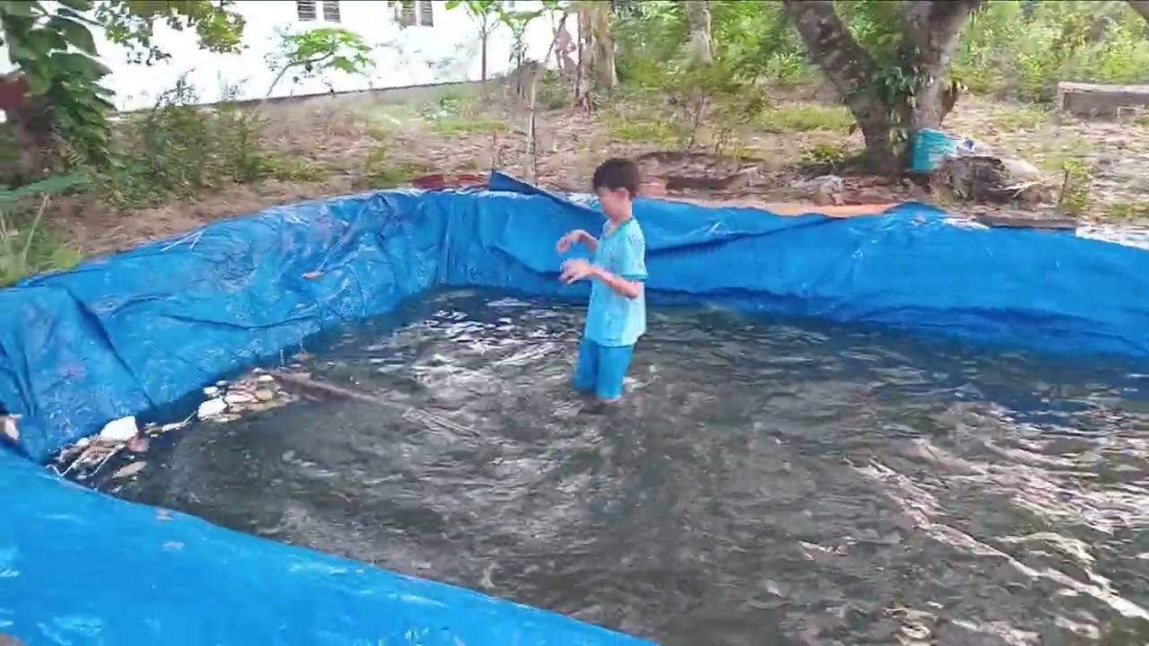 Bạn khang lội nước chơi bo bo 