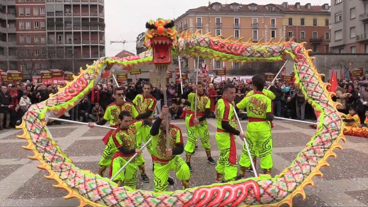 Milano, &egrave; iniziato l'anno del cane: folla record alla parata per il Capodanno cinese