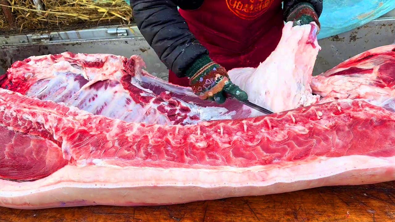 Эта свинья, привезенная Лао Мэн сегодня, полна постного мяса. Эта свиная грудинка такая красивая. О