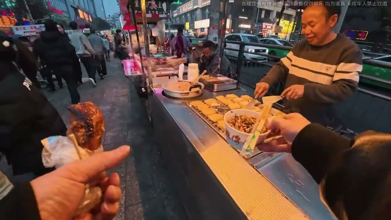 开工了出来巡视我爱吃的路边摊有没有开摊 来看一个中年男人吃通一条夜市街的逍遥快乐