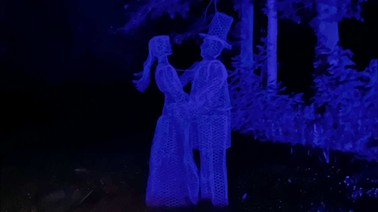 DIY chicken wire ghost