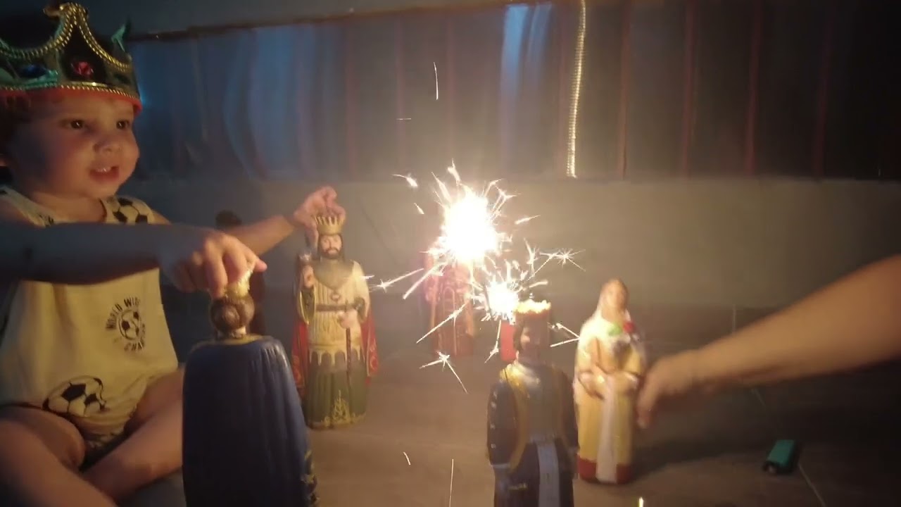 Ball de gegants de goma a casa amb bengales. Foc.