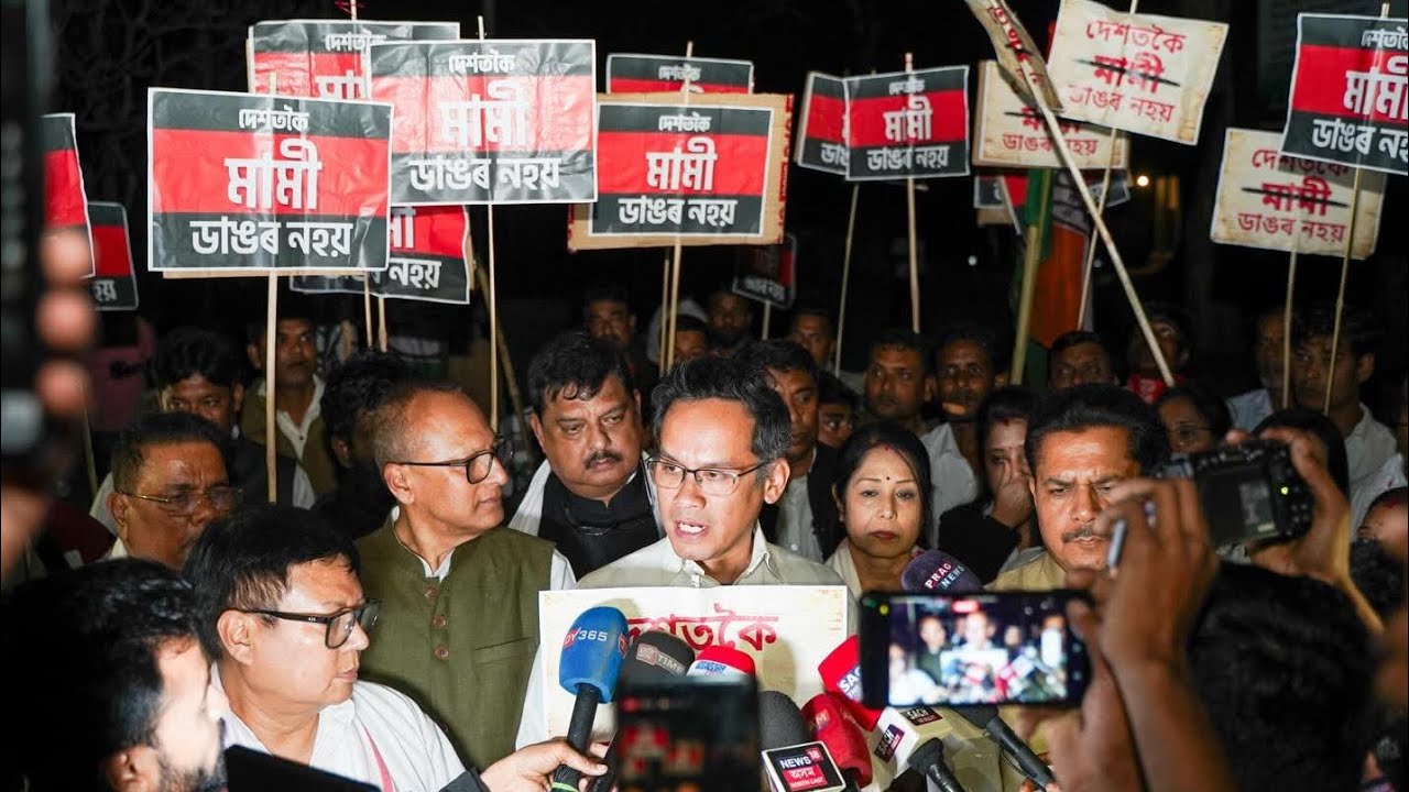 LIVE: মুখ্যমন্ত্ৰীৰ পত্নীৰ বাণী গ্ৰীঞ্চ ৰিজ'ৰ্টৰ সন্মুখত গৌৰৱ গগৈৰ প্ৰতিবাদ ৷