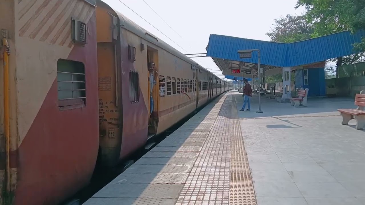 17239-GNT-VSKP SIMHADRI EXPRESS ARRIVING AT DUVVADA 