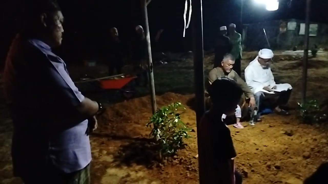 Ustaz Che Rusli menghadiri pengebumian arwah ayah angkat ( Encik Zakaria ). (3)