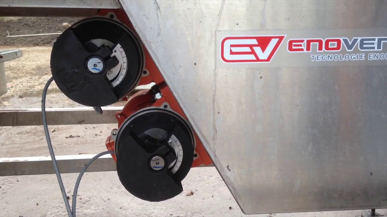 2. Tolvas vibrantes de recepción de uva
