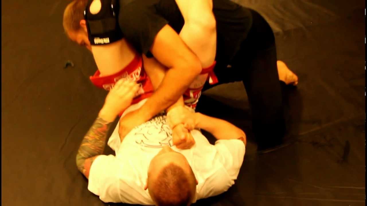 Andreas Ståhl visar en armbar