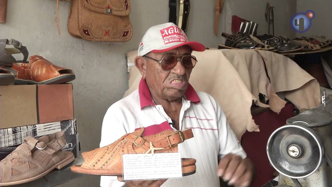 Mestre da sapataria em couro