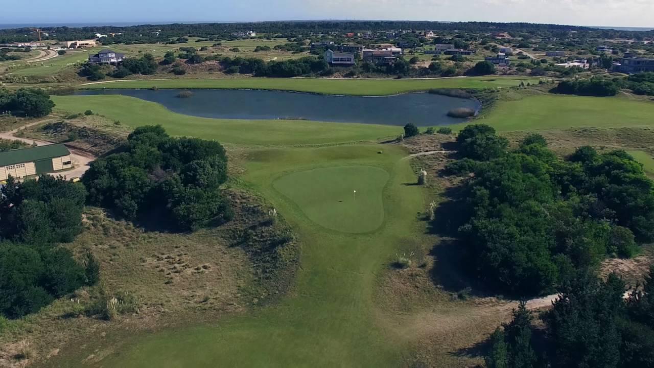 Sobrevolando el golf de Costa Esmeralda