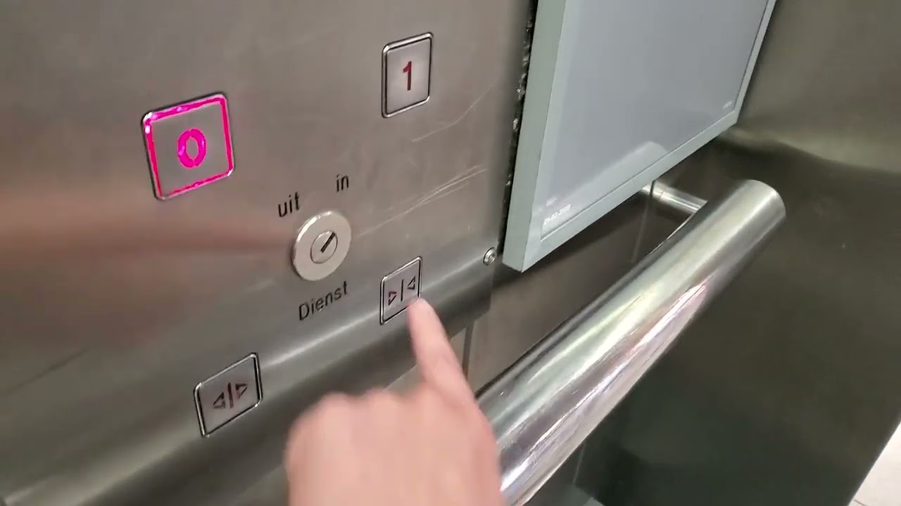 [Low on Oil] Kone hydraulic Elevator @Amsterdam Airport Schiphol, Netherland