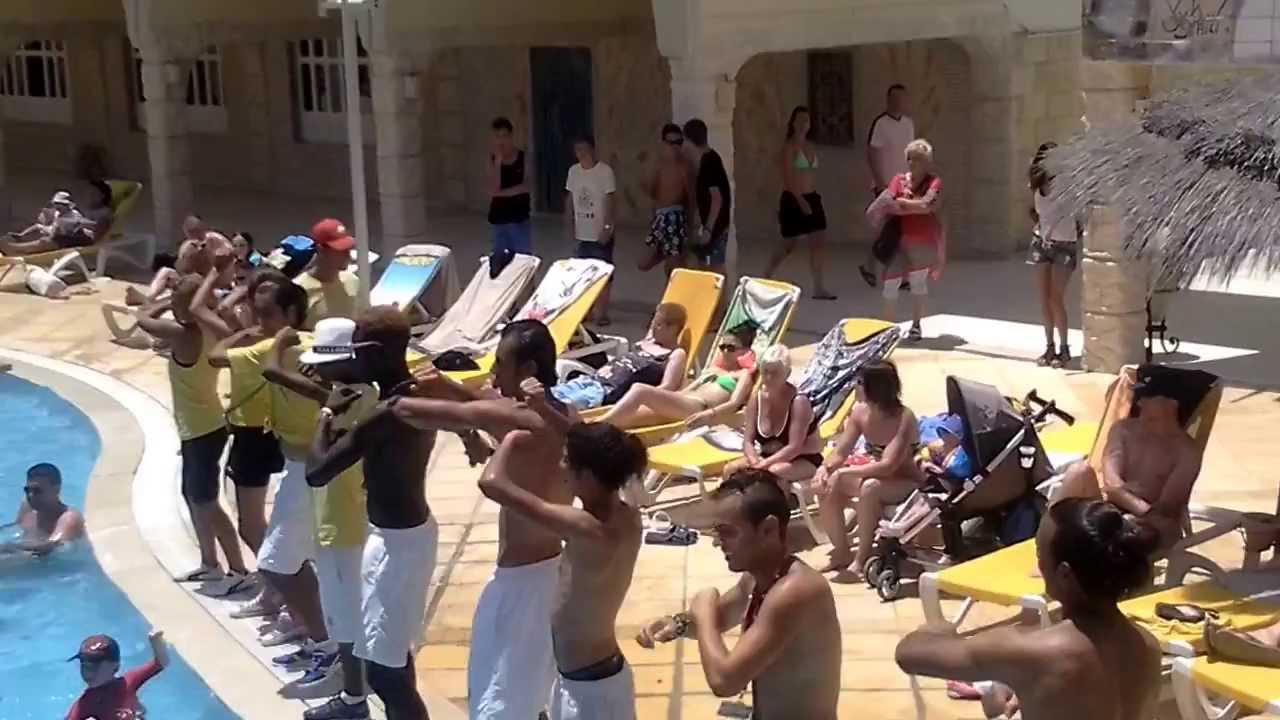 Danse des anim , piscine centrale  DAR Jerba juillet 2013