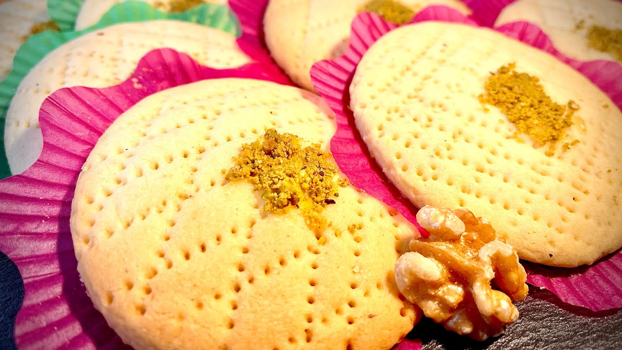 KULCHA NAWROZI WITH WALNUT کلچه نوروزی چهارمغزدار
