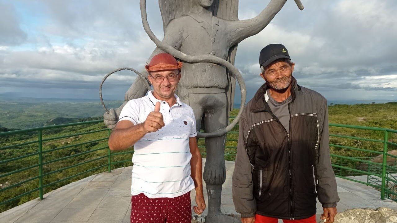 Seu Arlindo faz passeio no pico do papagaio. Um dos pontos turístico da cidade de Triunfo-Pe