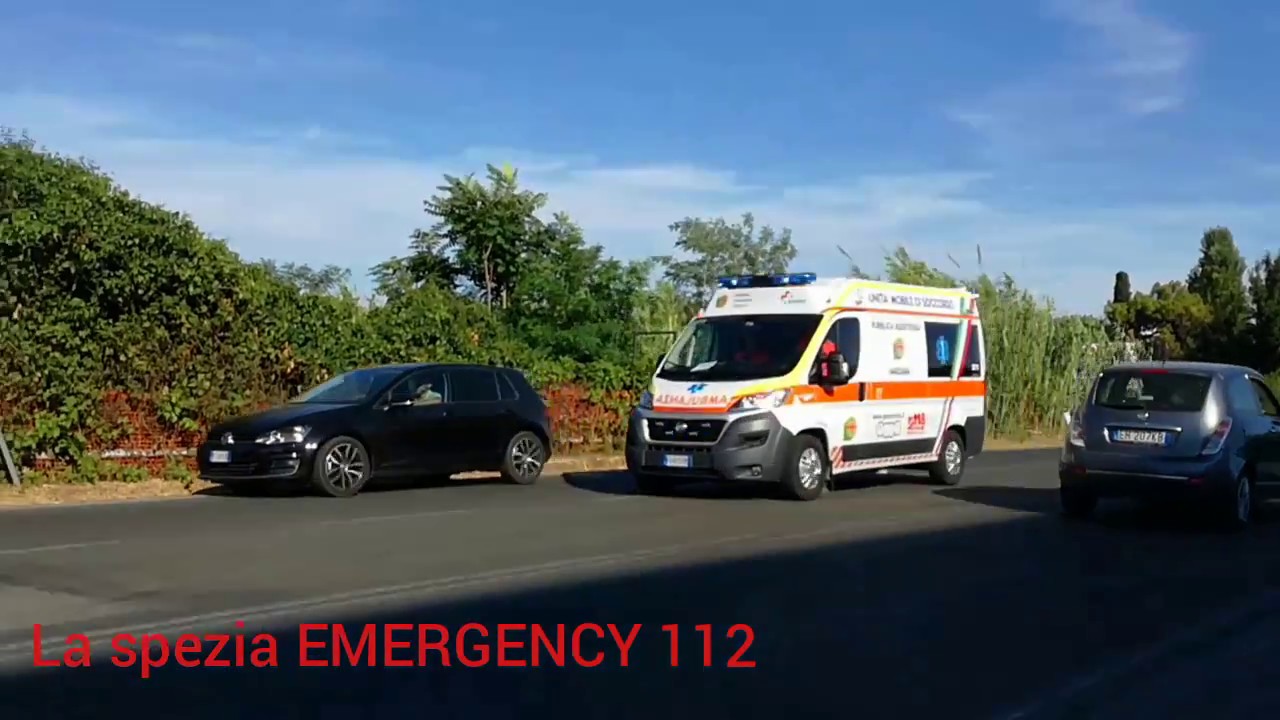 Arrivo soccorsi per incidente stradale - ambulanza 118 in arrivo sul posto