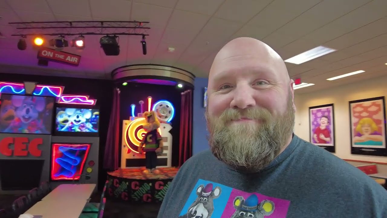 Я посетил Chuck E. Cheese в Розвилле, Калифорния, и увидел уникальный декор!