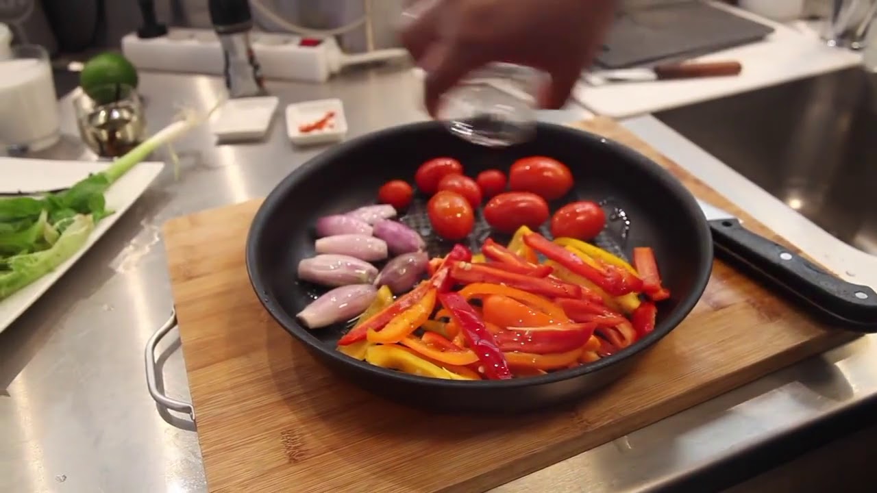 Légine à l'huile de vanille, purée de patate douce au lait de coco et petits légumes rôtis.