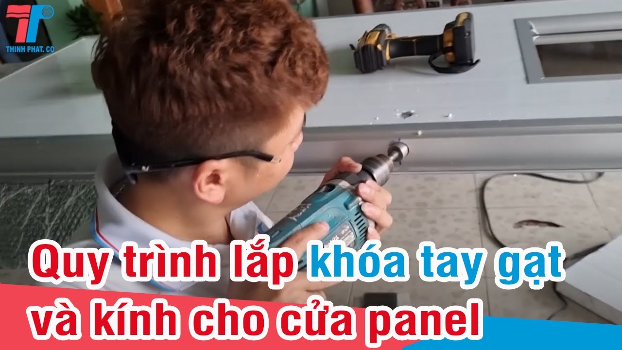 Quy trình lắp khóa tay gạt và kính cho cửa panel | Cách nhiệt Thịnh Phát