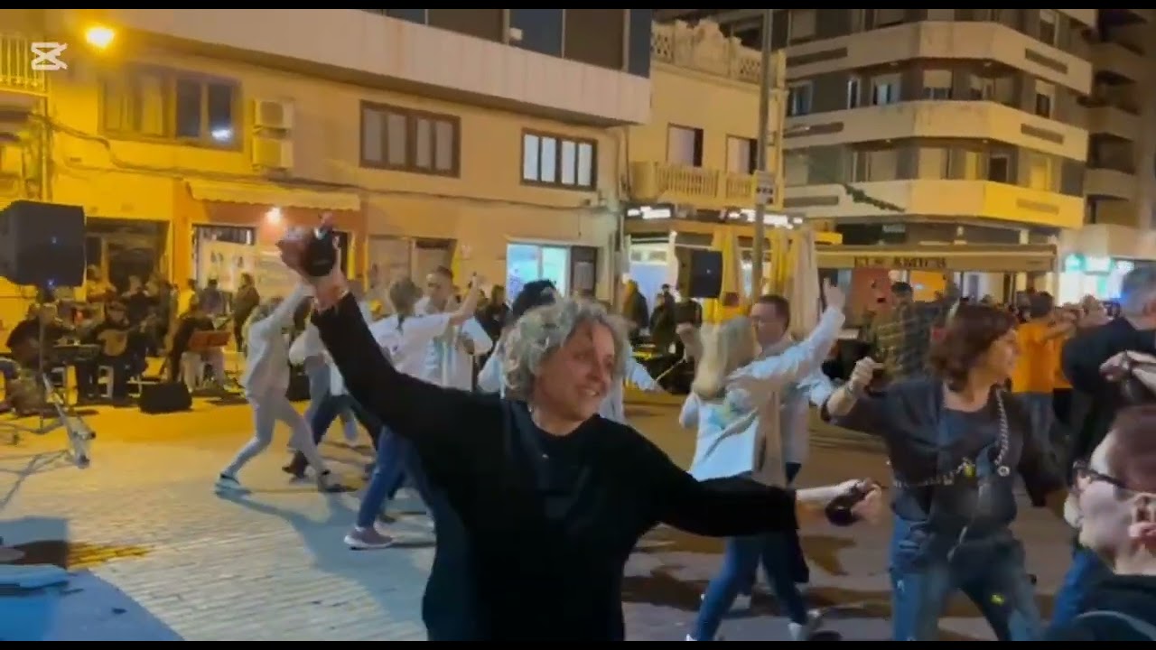🔥🌲 Baile y Ja està el pi preparat per a la tradicional cremà de la festivitat de Sant Antoni 