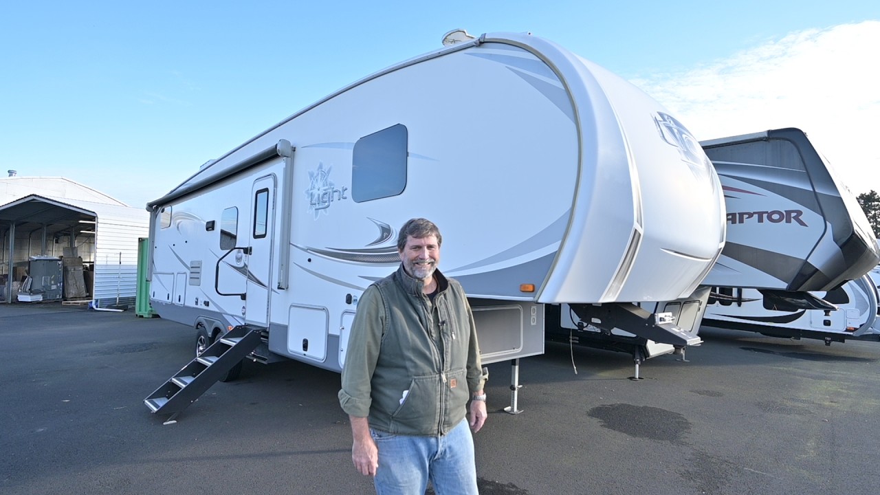 The RV Corral 2018 Highland Ridge Light LF295BHS Stock # UF1079