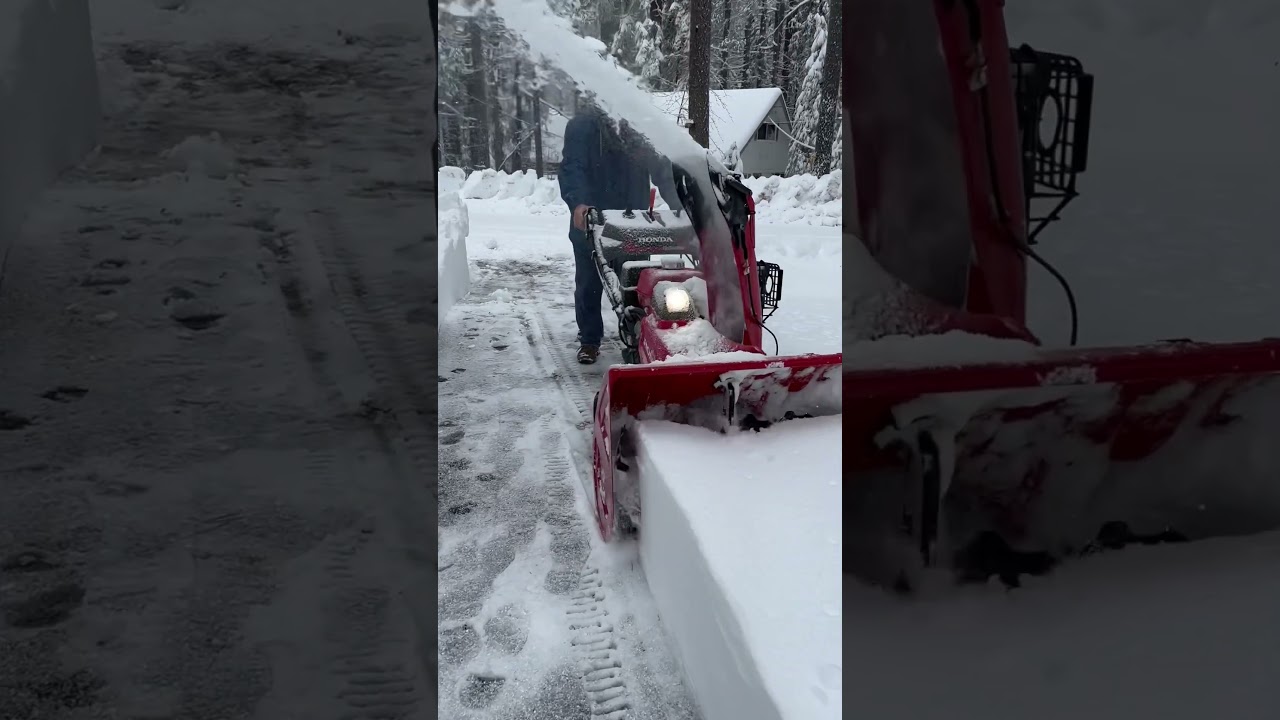 Using our new Honda snowblower hss1332a during a storm #snow #snowblower
