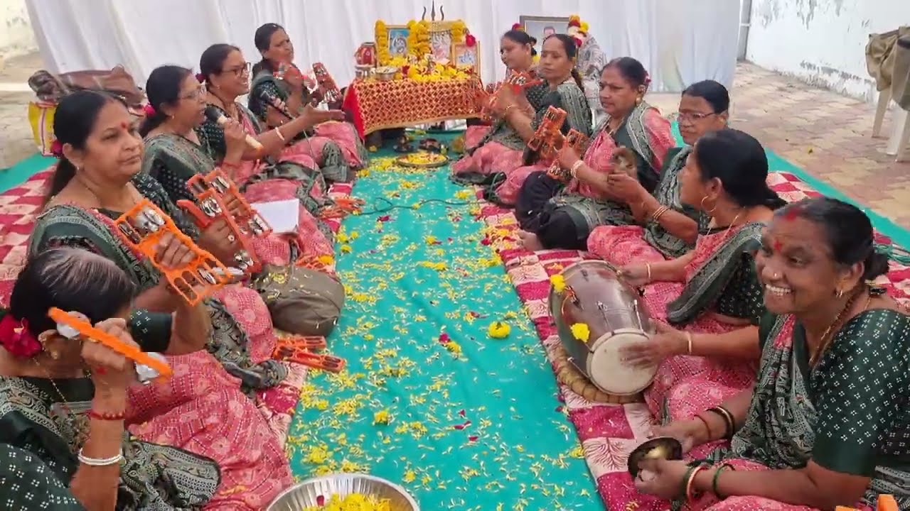 લખેલું છે 💐આવો સંતો ને ભક્તો પ્રભુજીના ગુણલા ગાઓ 💐