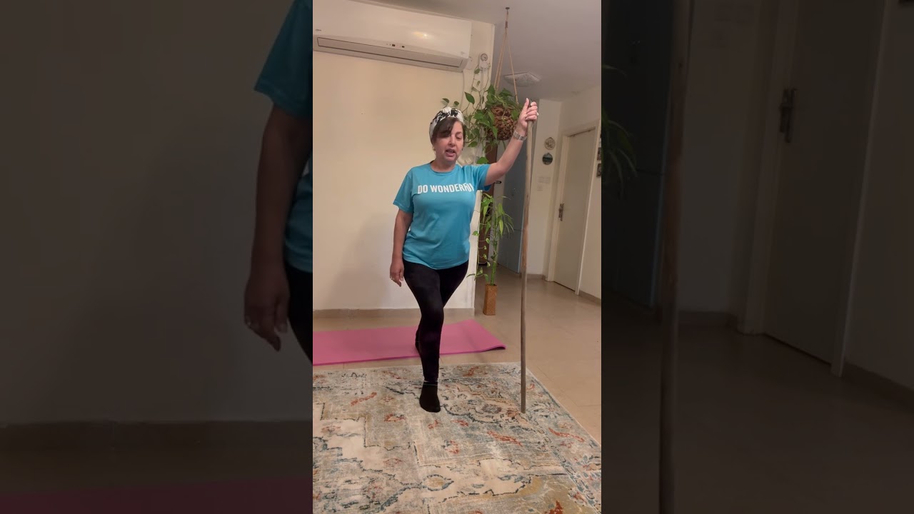 תרגילים לבריאות הגוף עם מקל מטאטא